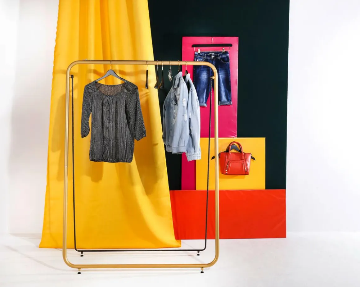 El Puesto De Ropa Confeccionada, 160 Cm