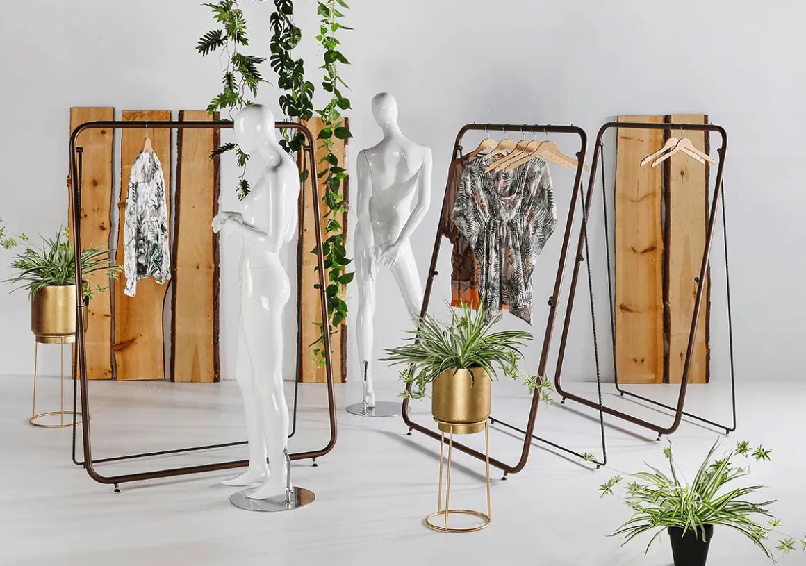El Puesto De Ropa Confeccionada, 160 Cm