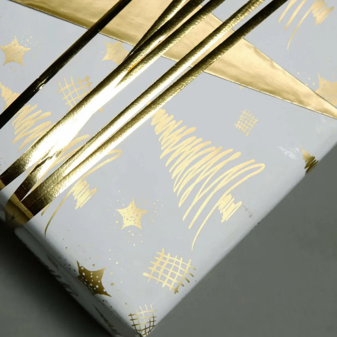 Papel De Regalo Navideño Sostenible De Doble Cara Con Abetos Y Estrellas En Dorado - Bobina De Papel De Regalo De 50 M