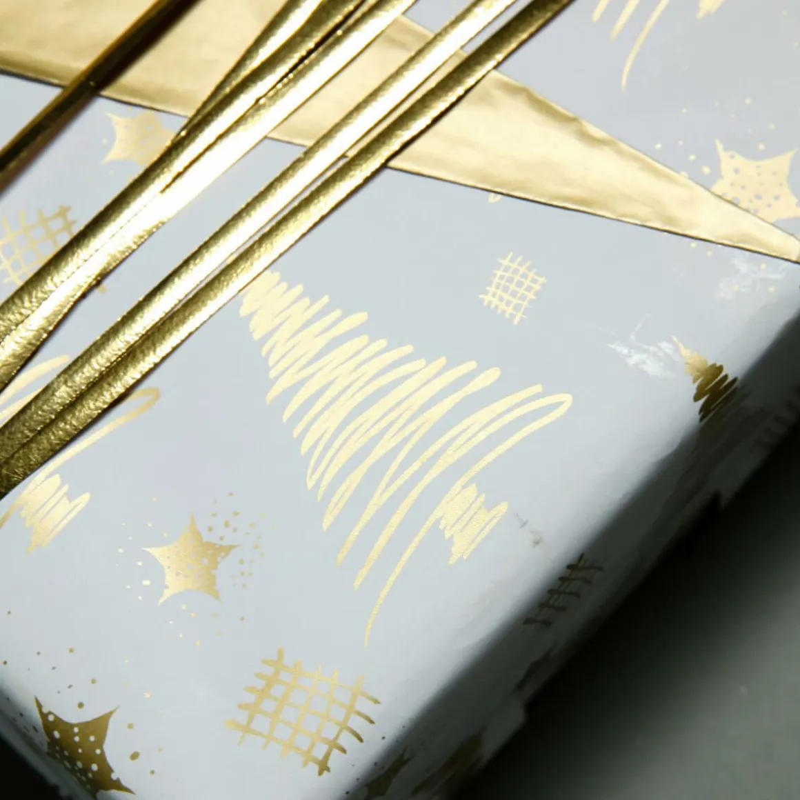 Papel De Regalo Navideño Sostenible De Doble Cara Con Abetos Y Estrellas En Dorado - Bobina De Papel De Regalo De 50 M