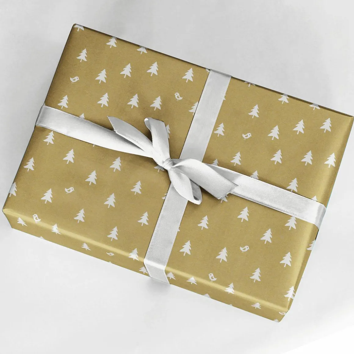 Papel De Regalo Navideño Sostenible Y Dorado Con Abetos Blancos - Bobina De Papel De Regalo De 50 M