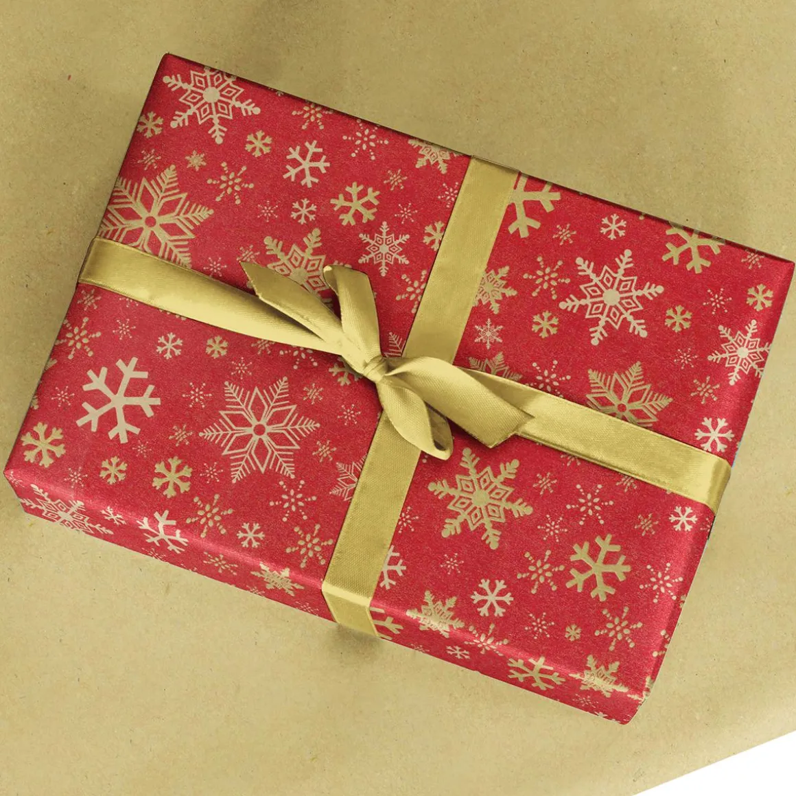 Papel Kraft Rojo Reciclado Con Copos De Nieve Dorados - Bobina De Papel De Regalo Sostenible De 50 M