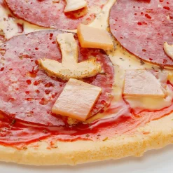 Pizza Speciale Con Salami, Jamón Y Champiñones Comida Fake 25 Cm Ø