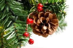 Árbol De Navidad Artificial Decorado Con LED, Adornos Navideños Rojos, Lazos, Flores De Navidad Y Pequeños Regalos 240 Cm